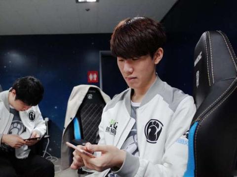 CSGO EPL S16：打比赛还能借队友显示器？